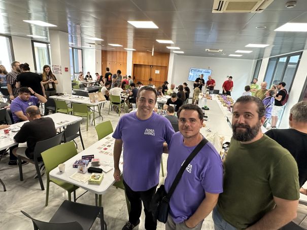 Mesas llenas de prototipos y jugadores